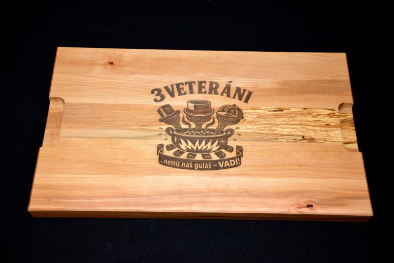 Masivní krájecí deska na maso Tři veteráni - spodní stranaem