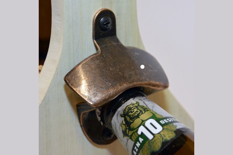Otvírák na pivo jako součást nosiče na pivo