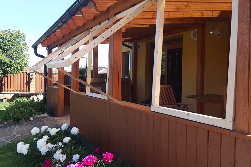 Zkušební montáž výklopných okenic Zkušební montáž výklopných okenic